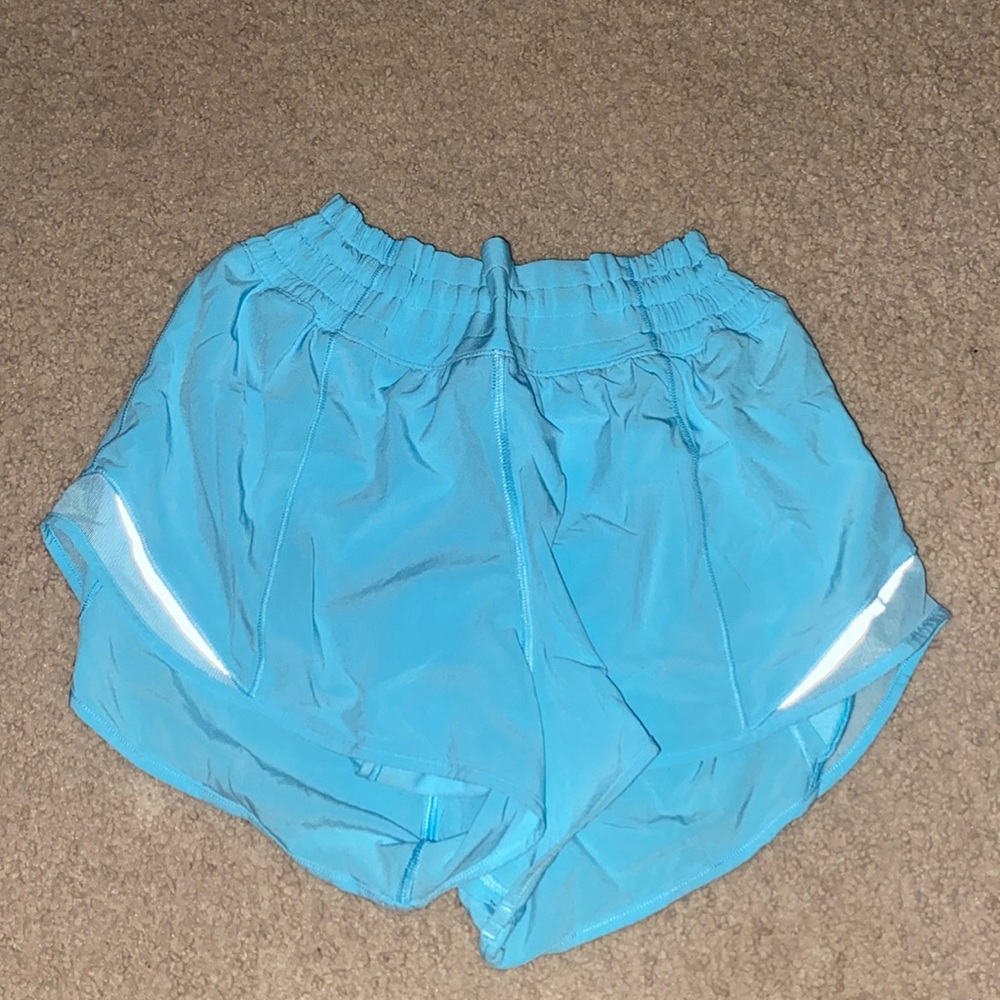 Lululemon Hotty Hot 2.5 in High Rise shorts